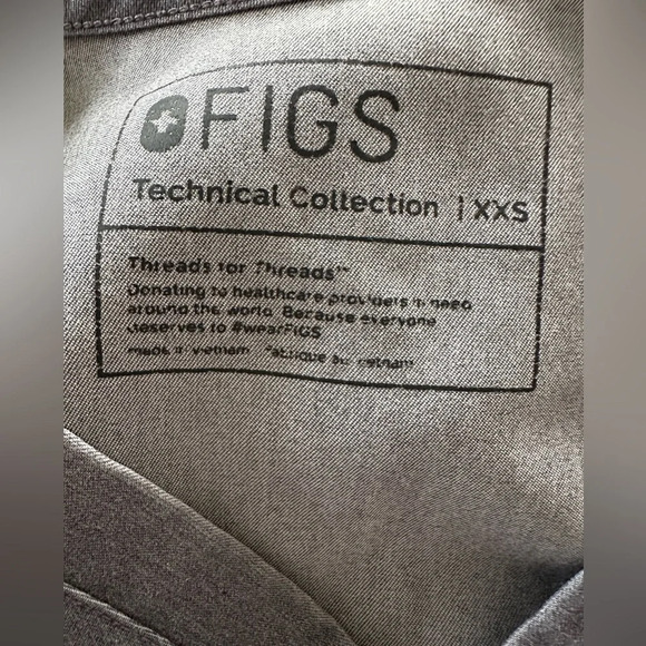 FIGS Casma Three-Pocket Scrub Top for Women – Graphite - Picture 6 of 7